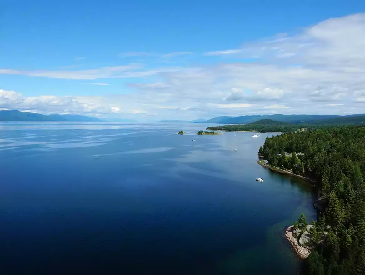 Vue photor&eacute;aliste du parc marin du Saguenay-Saint-Laurent avec falaises verdoyantes et mer calme.